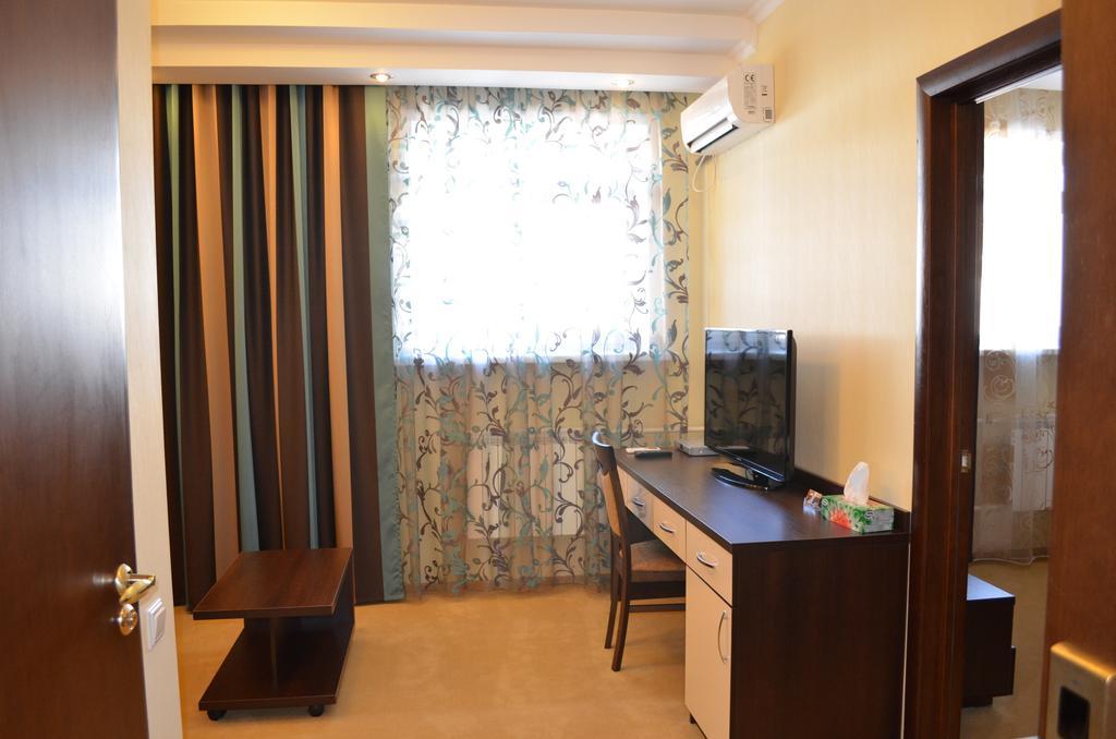 Mereke Hotel Ustʼ-Kamenogorsk Oda fotoğraf